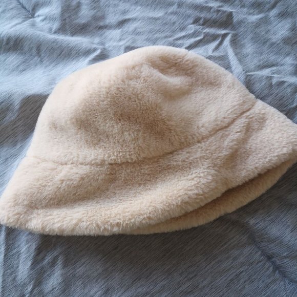 Zara Accessories - Winter Faux Fur Bucket Hat